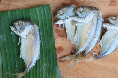  ahşap üzerinde taze uskumru