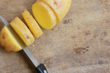 ahşap üzerinde taze patates