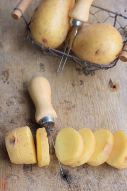 ahşap üzerinde taze patates