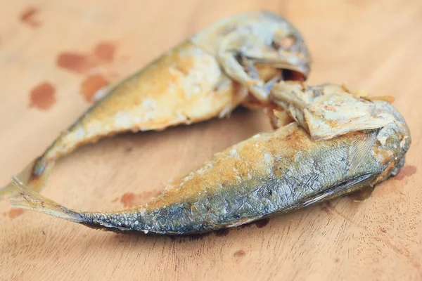 Makreel gebakken op houten — Stockfoto