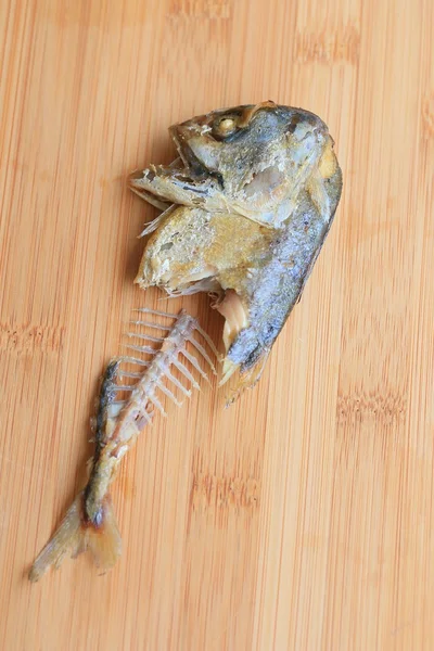 Makreel gebakken op houten — Stockfoto