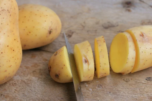 在木制的新鲜土豆 — 图库照片