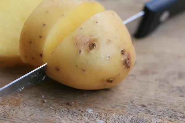 Frische Kartoffeln auf Holz — Stockfoto