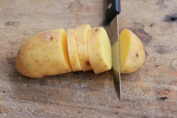 Verse aardappelen op houten — Stockfoto