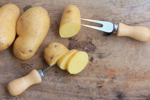 Frische Kartoffeln auf Holz — Stockfoto