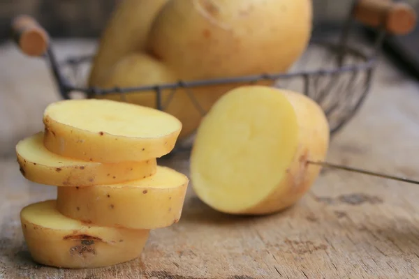 Свежий картофель на дереве — стоковое фото