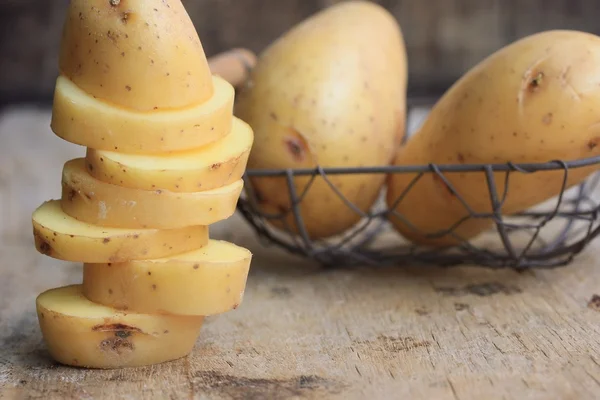 Свежий картофель на дереве — стоковое фото