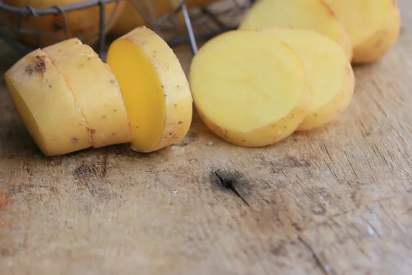 Čerstvé brambory na dřevěné — Stock fotografie