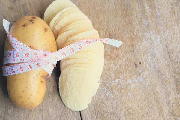 Taze patates patates cipsi ile — Stok fotoğraf