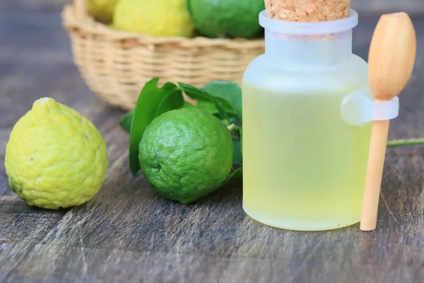 Färsk kaffir lime olja — Stockfoto