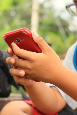 Akıllı telefon kullanan adam.