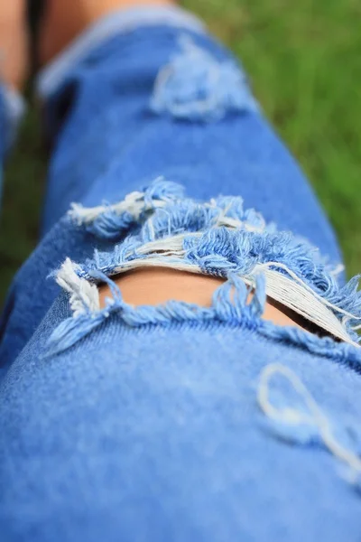 Donne che indossano jeans strappati — Foto Stock