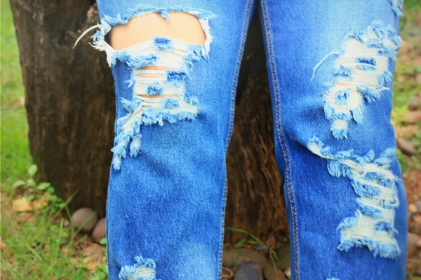 Жінки в роздертих джинсах — стокове фото