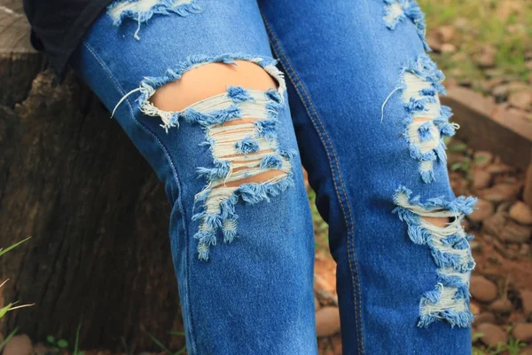 Kvinnor som bär trasiga jeans — Stockfoto