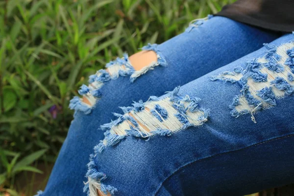 Mulheres que usam jeans rasgados — Fotografia de Stock