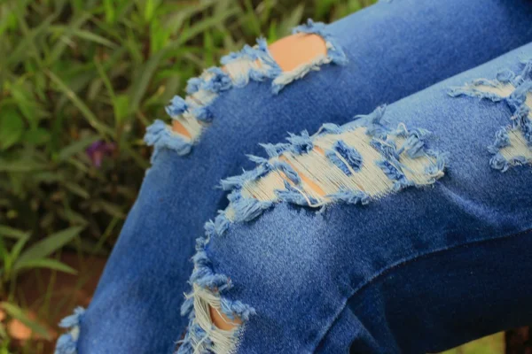 Vrouwen dragen van gescheurde jeans — Stockfoto