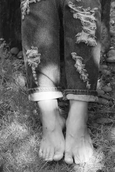 破れたジーンズを身に着けている女性 — ストック写真