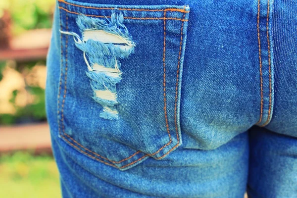 Женщины в порванных джинсах — стоковое фото