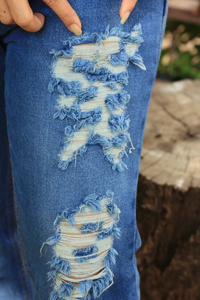 Donne che indossano jeans strappati — Foto Stock