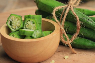 bamya ahşap arka plan üzerinde