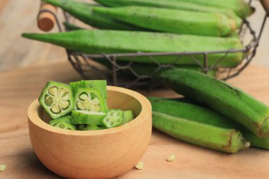 bamya ahşap arka plan üzerinde