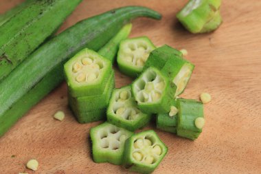 bamya ahşap arka plan üzerinde