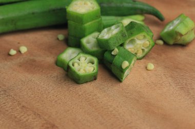 bamya ahşap arka plan üzerinde