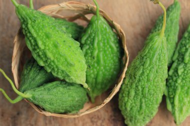 ahşap zemin üzerinde kavun