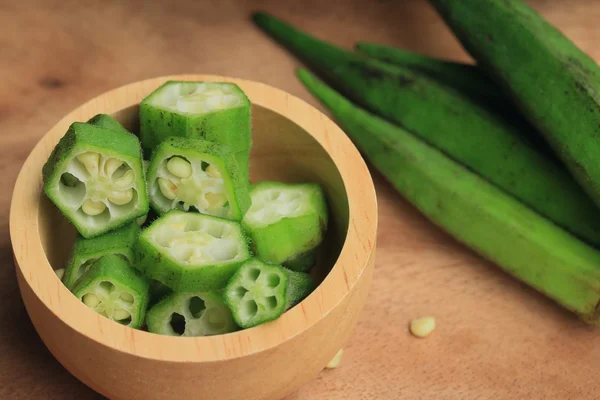 Okra auf Holz Hintergrund — Stockfoto