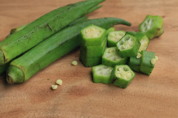 Okra auf Holz Hintergrund — Stockfoto