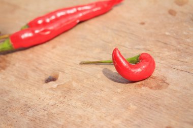 ahşap zemin üzerine kırmızı biber