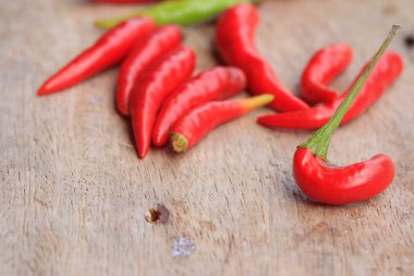 ahşap zemin üzerine kırmızı biber