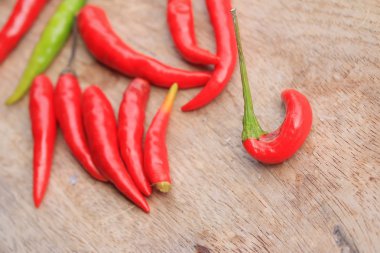 ahşap zemin üzerine kırmızı biber