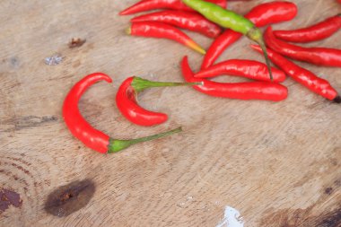 ahşap zemin üzerine kırmızı biber