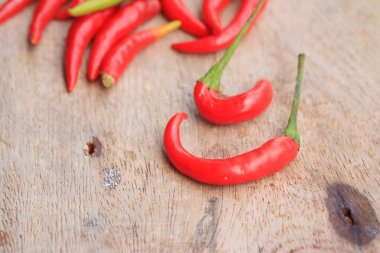 ahşap zemin üzerine kırmızı biber