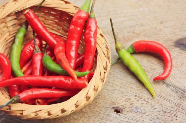 ahşap zemin üzerine kırmızı biber