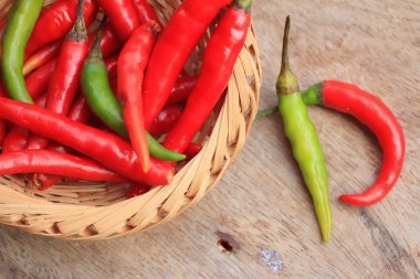 ahşap zemin üzerine kırmızı biber