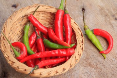 ahşap zemin üzerine kırmızı biber