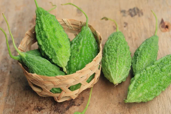 Melón amargo sobre fondo de madera — Foto de Stock