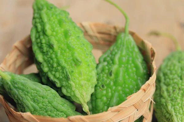 Melón amargo sobre fondo de madera — Foto de Stock