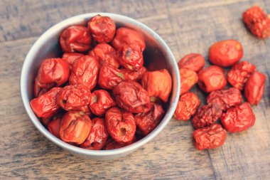 ahşap üzerinde kırmızı hünnap