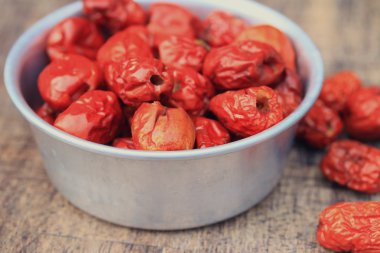 ahşap üzerinde kırmızı hünnap