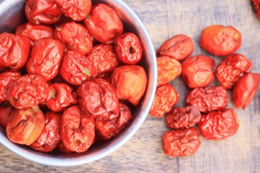 ahşap üzerinde kırmızı hünnap 