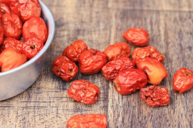 ahşap üzerinde kırmızı hünnap 