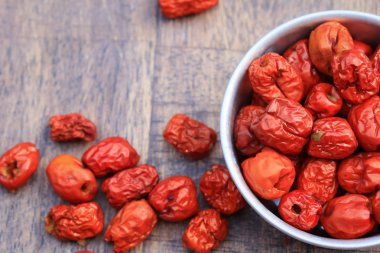 ahşap üzerinde kırmızı hünnap 