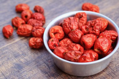 ahşap üzerinde kırmızı hünnap 