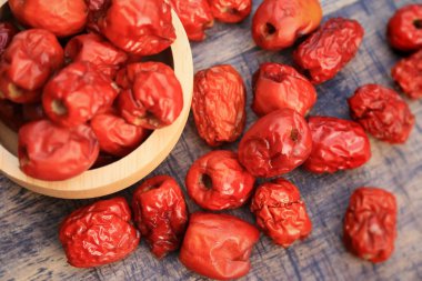 ahşap üzerinde kırmızı hünnap 