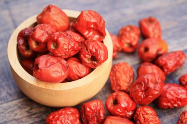 ahşap üzerinde kırmızı hünnap 