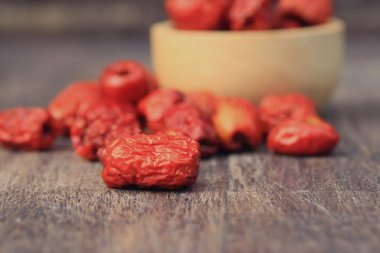 ahşap üzerinde kırmızı hünnap 