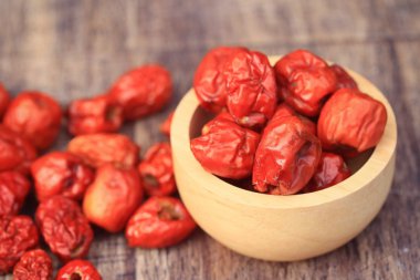 ahşap üzerinde kırmızı hünnap 